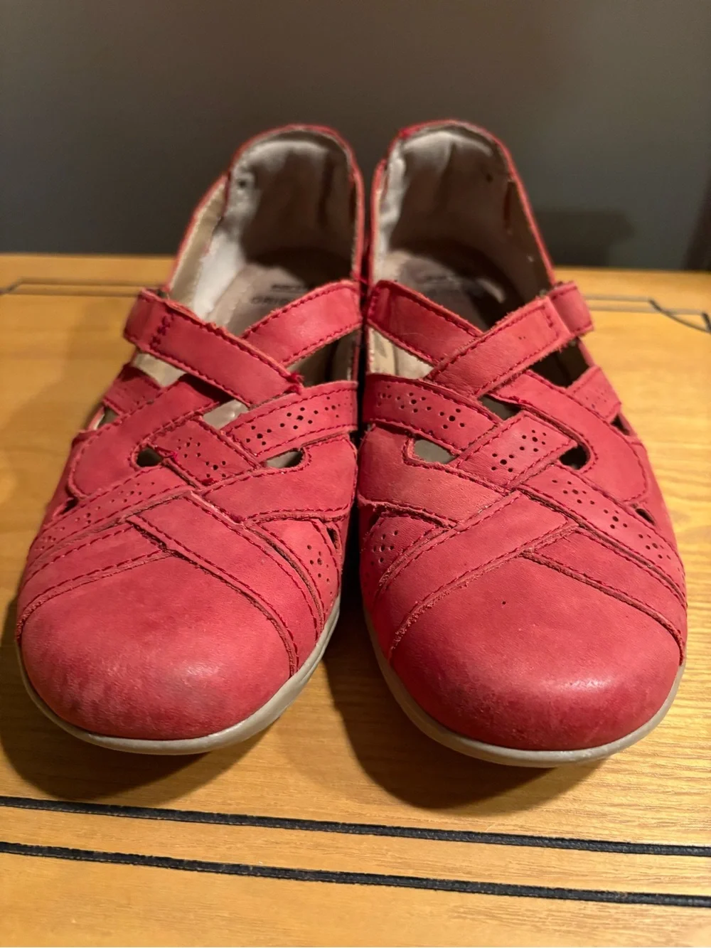 Earth Origins Red Leather Closed-Toe Flats